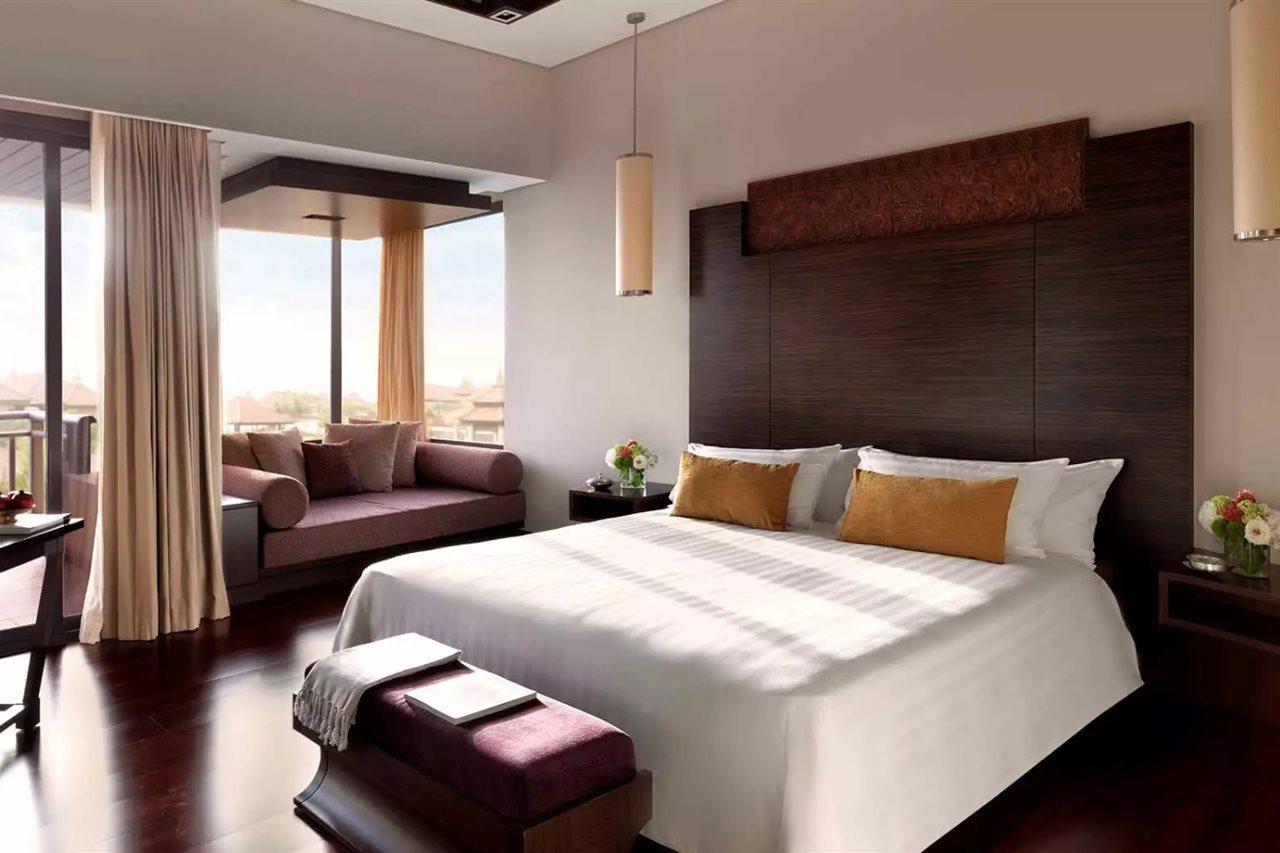 Anantara The Palm Dubai Resort Exteriér fotografie A bedroom at the Ritz-Carlton, Dubai